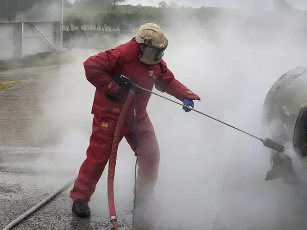 高壓水槍清洗反應(yīng)釜現(xiàn)場(chǎng)